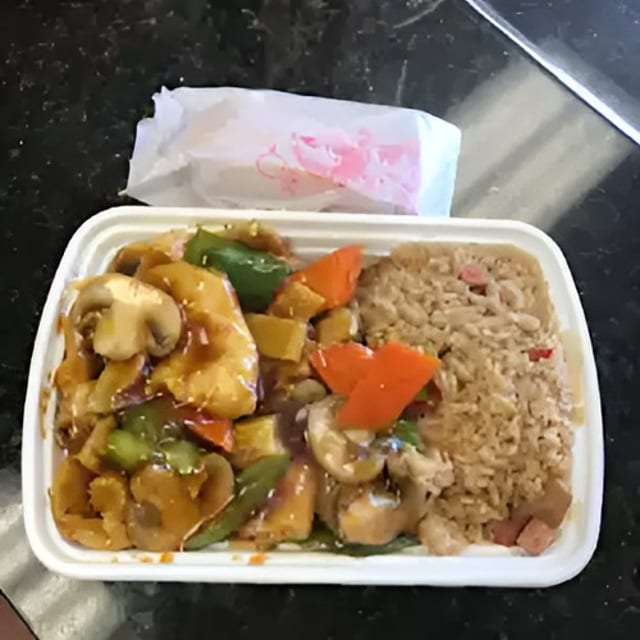 Chicken W. Mushrooms C磨菇鸡.