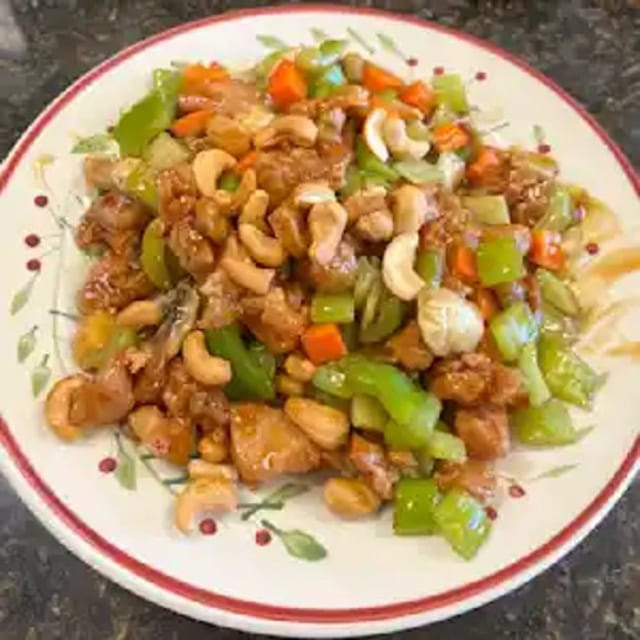 Diced Chicken with Cashew Nuts 腰果鸡丁.