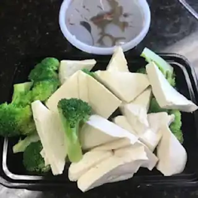 Steam Bean Curd with Broccoli 水煮芥兰豆腐.