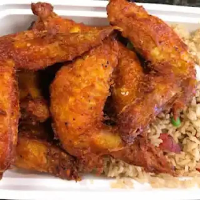 Chicken Wings with Pork Fried Rice 鸡翅跟叉烧炒饭.