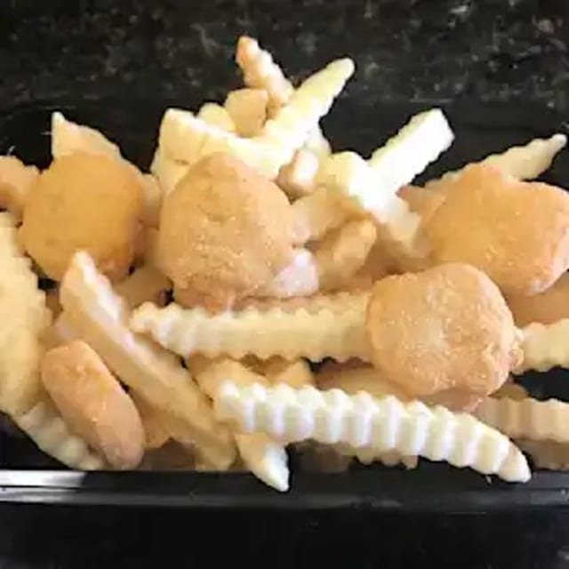 French Fries with Chicken Nuggets 鸡粒跟薯条.